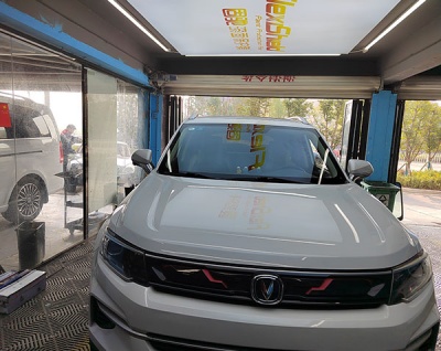 襄陽汽車玻璃更換：自己買汽車玻璃找?guī)煾蛋惭b，這些細節(jié)得盯緊